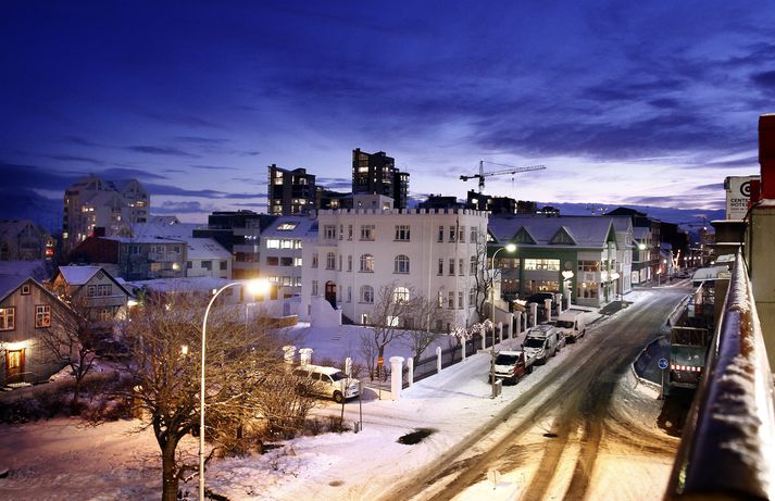 Tvær fólksbifreiðar brunnu í porti við Hverfisgötu í Reykjavík í gærkvöldi.