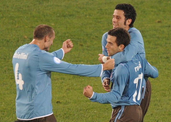 Ítalir fagna jöfnunarmarki Guiseppe Rossi.