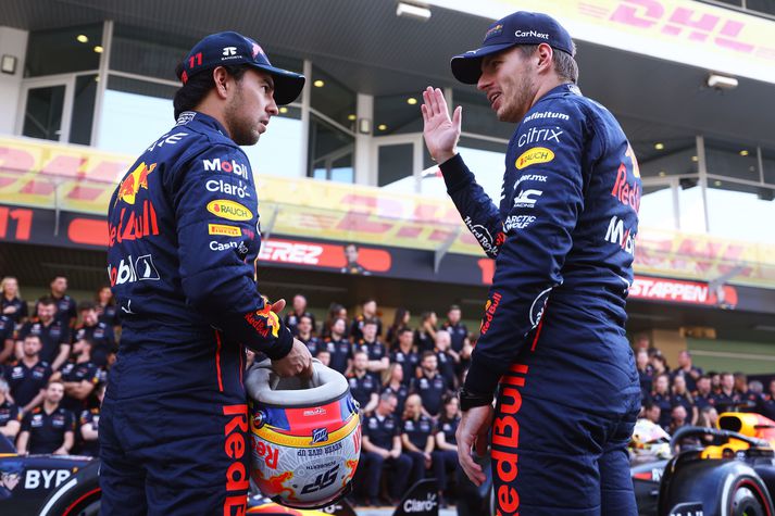 Max Verstappen og Sergio Perez ræða málin fyrir kappaksturinn í Abu Dhabi um helgina.