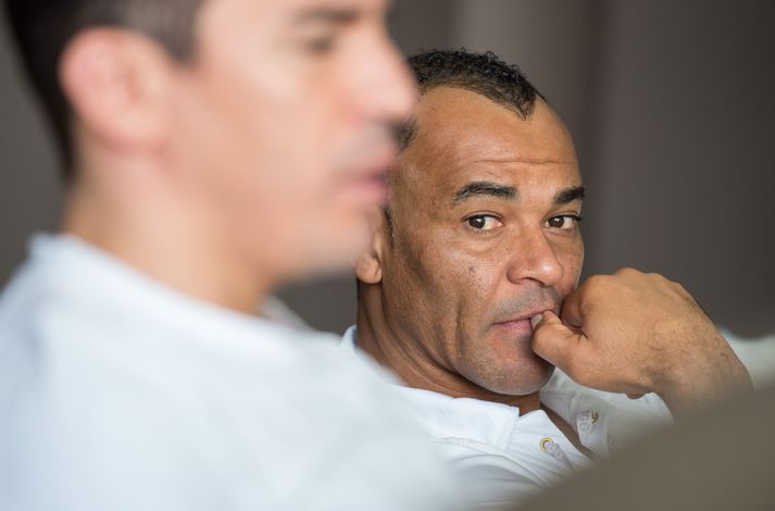 Cafu er stórskuldugur maður og hann virðist vera að missa húsið sitt sem er af glæsilegri gerðinni.