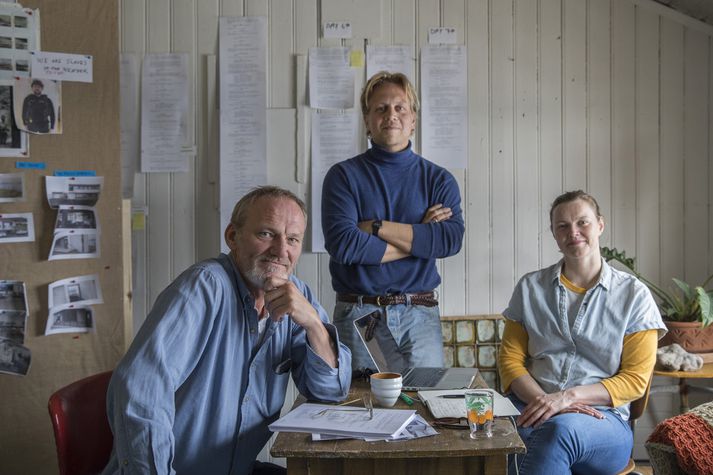 Hér er  unnið. Hlynur stendur milli leikarans góðkunna Ingvars Sigurðssonar sem er í aðalhlutverki í myndinni Hvítur hvítur dagur og leikmyndahönnuðarins Huldu Helgadóttur.