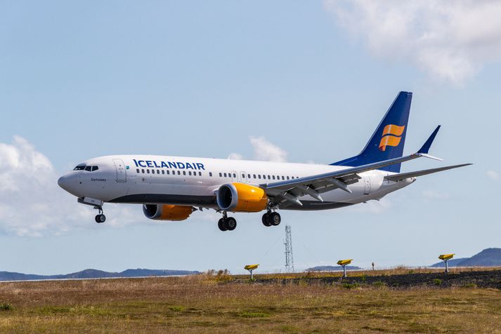 Um var að ræða flug FI455 með Icelandair og flug NY356 með Air Iceland Connect umrædda daga.