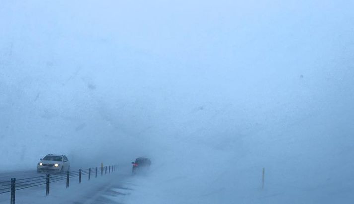 Holavörðuheiði er lokuð vegna slysa.