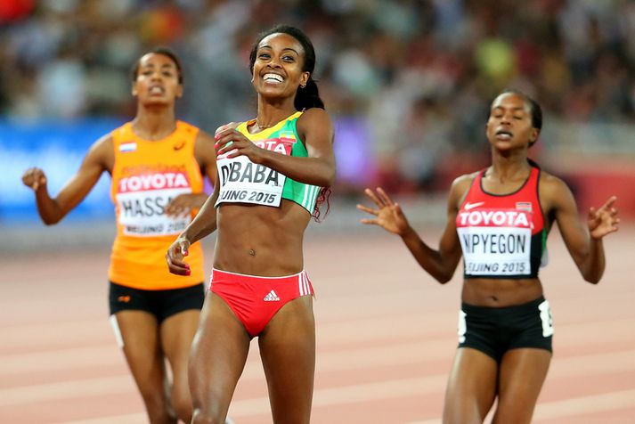 Genzebe Dibaba var eitt stórt bros þegar hún kom fyrst í mark í 1500 metra hlaupi kvenna.