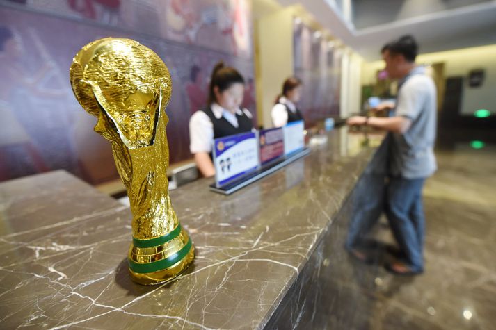 Hótelstjórar verða að lækka verðið á herbergjum ef þeir ætla ekki að enda með auð herbergi yfir heimsmeistaramótið.