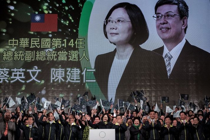 Tsai Ing-wen og flokkur hennar unnu stórsigur í kosningum sem haldnar voru í Taívan í dag.