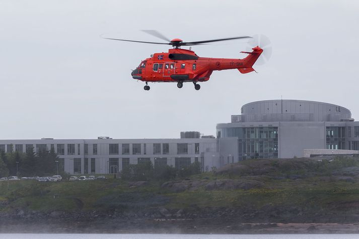 Konan og skipverjinn voru bæði flutt á sjúkrahús í Reykjavík.