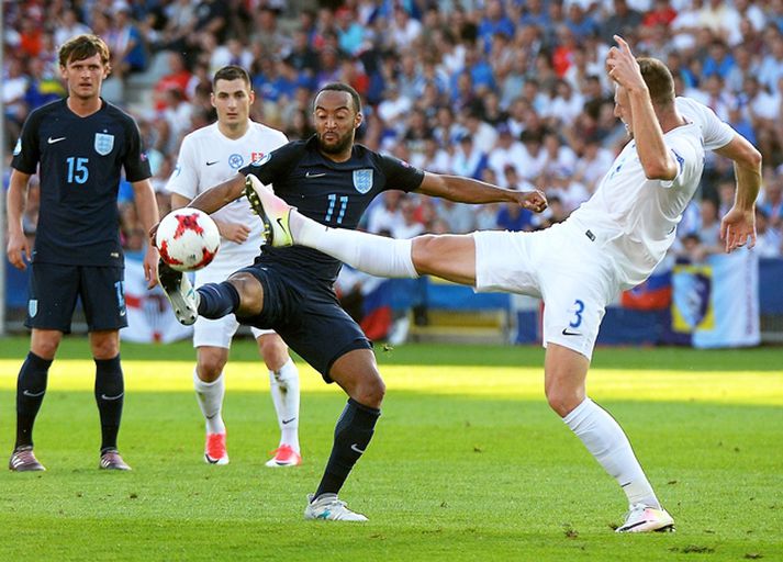 Nathan Redmond tryggði Englendingum öll stigin þrjú gegn Slóvökum.