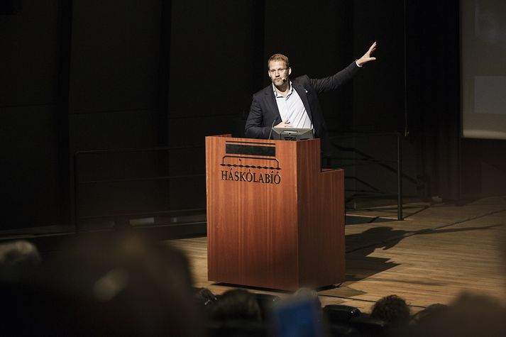 Róbert Wessman, forstjóri Alvogen, á sviðinu í Háskólabíói á fróðlegum fundi MBA-námsins. Fundurinn bar yfirskriftina: Innsýn frumkvöðuls.