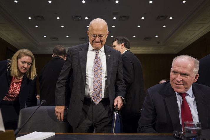 James Clapper (f.m.) er einn fyrrverandi leyniþjónustumanna sem segist standa með John Brennan (t.h.).