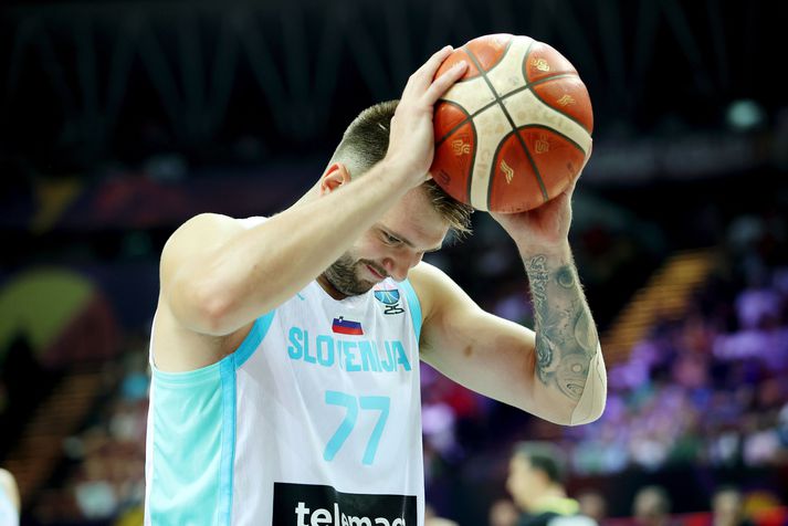 Luka Doncic og félagar í slóvenska landsliðinu náðu loksins að vinna sinn fyrsta leik á Evrópumótinu.