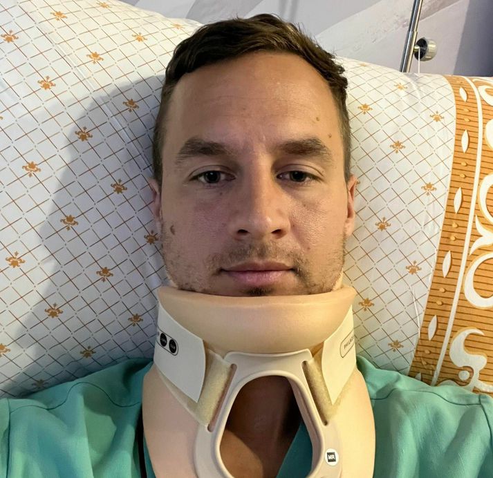 Aron Matthíasson hefur dvalið á sjúkrahúsi í Bangkok í kjölfar slyssins en útskrifaðist í gær.