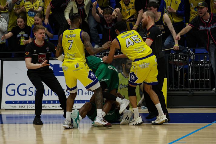 Upp úr sauð í fyrsta leik Grindavíkur og Njarðvíkur í átta liða úrslitum Bónus deildar karla á fimmtudaginn. Enginn leikmaður var dæmdur í bann eftir leikinn en liðin fengu sektir.