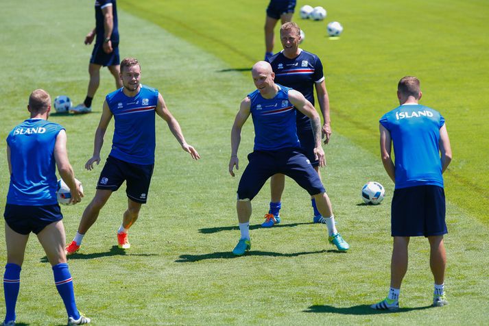 Heimir Hallgrímsson stýrir æfingu í góða veðrinu í Annecy í dag.