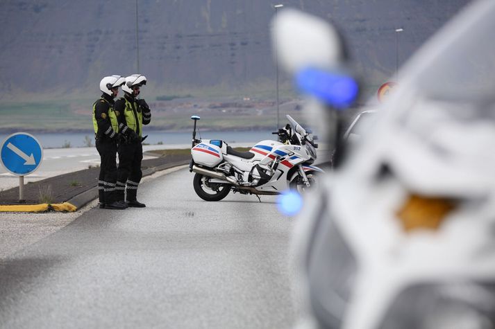 Hvalfjarðargöngunum var lokað.