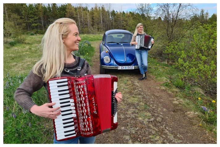 Halla Hrund Logadóttir orkumálastjóri stendur í ströngu þessa dagana ásamt mörgu öðru fólki vegna jarðhræringa við Grindavík. Heima fyrir eru það dæturnar sem halda henni við efnið á morgnana en Höllu finnst fátt betra en að fara í göngutúr eða spila á harmonikkuna þegar hún endurnærir hugann fyrir svefninn.