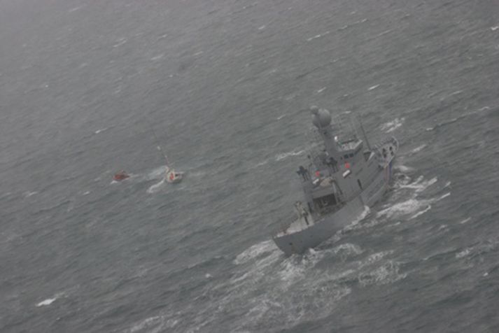 Björgunarsveitamenn koma áhöfn skútunnar til hjálpar.