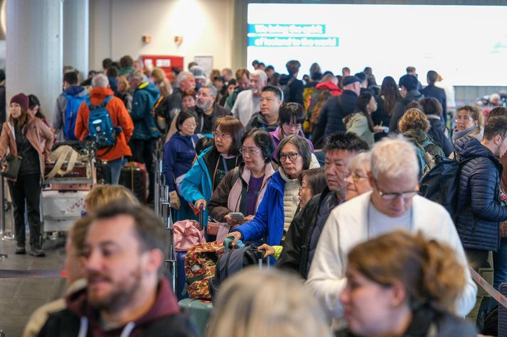 Á milli 200 og 300 farþegar biðu eftir því að fá nánari upplýsingar frá Icelandair.