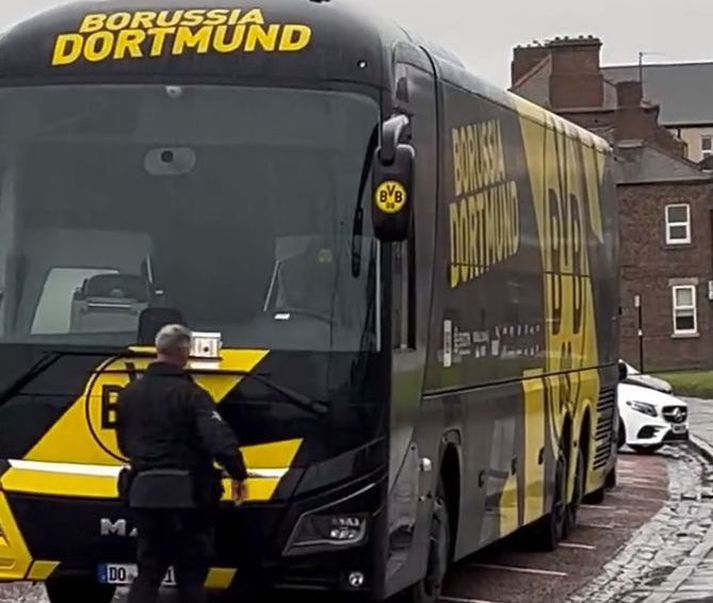 Árvökull stöðumælavörður gaf liðsrútu Borussia Dortmund sekt.