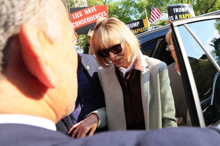 E. Jean Carroll lýsti stuttum og hræðilegum kynnum sínum af Trump fyrir dómstóli í New York í dag.