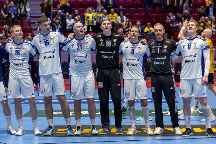 Íslensku leikmennirnir syngja með þeim stóra hópi stuðningsmanna Íslands sem fylgdu liðinu til Svíþjóðar.