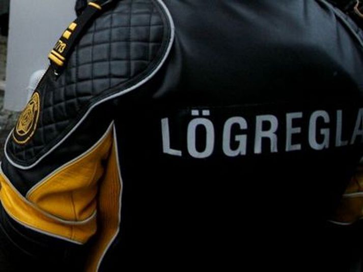 Lögreglumenn stöðvuðu í gærkvöldi ungan ökumann vegna glæfraaksturs.