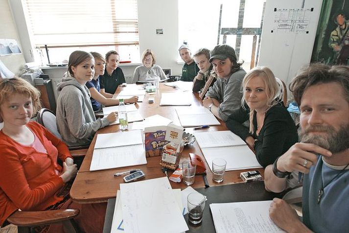 Leikstjórabörnin á æfingu. Frá vinstri eru Ugla Egilsdóttir, Hera Hilmarsdóttir, Gunnur Martinsdóttir Schlüter, Jörundur Ragnarsson, Guðný Halldórsdóttir, Atli Rafn Sigurðarson, Arnmundur Ernst Björnsson, Baltasar Breki Baltasarsson, Tinna Hrafnsdóttir og Hilmir Snær Guðnason, sem er kominn með myndarlegt hippaskegg fyrir myndina.