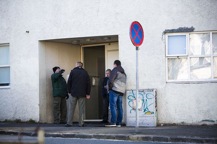 Skjólstæðingar Gistiskýlisins bíða fyrir utan í gær en röðin myndast yfirleitt um fjögurleytið.