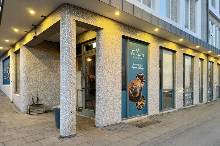 Húsnæðið á horni Frakkastígs og Hverfisgötu var merkt Forréttabarnum í gær.