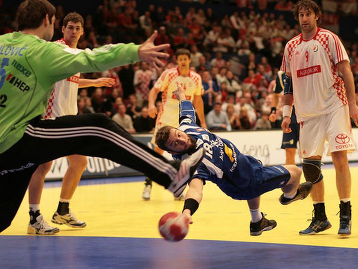 Róbert Gunnarsson skorar hér ótrúlegt mark af línunni á móti Króötum.