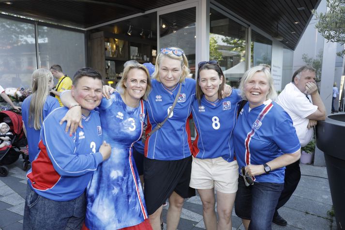 Frá vinstri; Olga Færseth, Pálína Bragadóttir, Ásthildur Helgadóttir, Erla Hendriksdóttir og Vanda Sigurgeirsdóttir eru mættar til að styðja stelpurnar okkar í Hollandi.