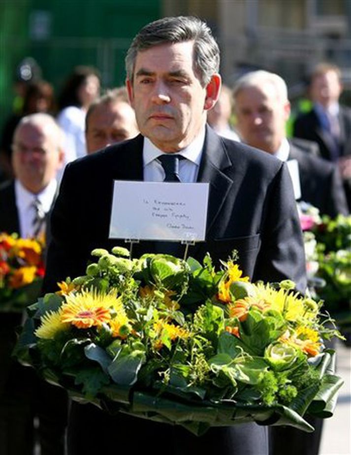 Gordon Brown leggur blómsveig á minnisvarða á Kings Kross lestarstöðinni í London
