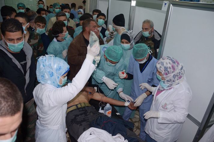 Læknar huga að manni á sjúkrahúsi í Aleppo í mars.