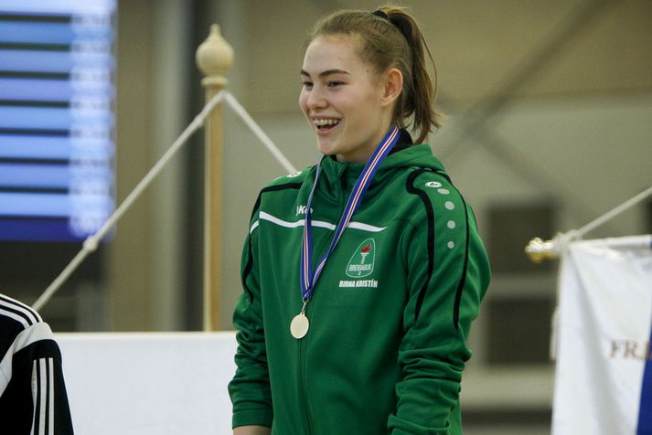 Birna Kristín Kristjánsdóttir með gullið um hálsinn í Laugardalshöllinni.