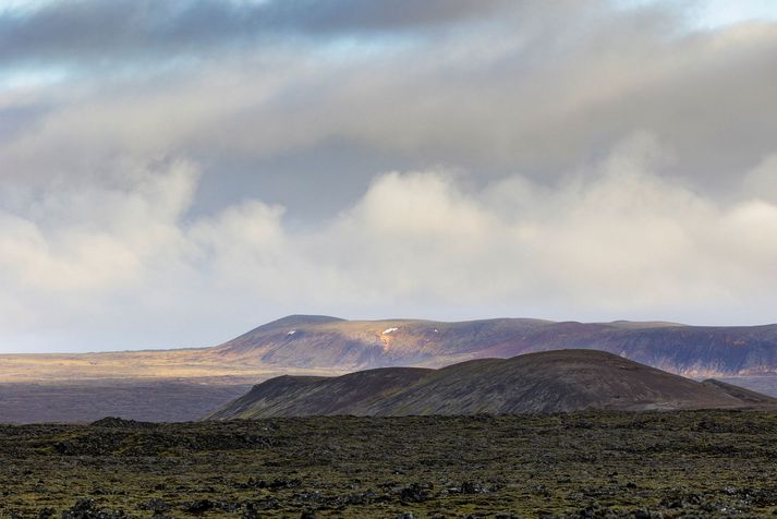 Enn sem komið er sést engin eldvirkni á yfirborðinu. 