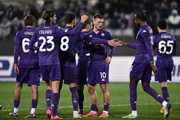 Albert Guðmundsson fagnar marki sínu fyrir Fiorentina í kvöld.