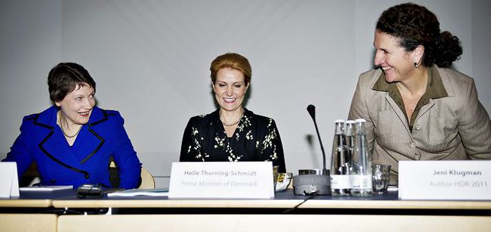 Helen Clark, yfirmaður Þróunarstofnunar Sameinuðu þjóðanna, Helle Thorning-Schmidt, sem er nýtekin við forsætisráðherraembætti Danmerkur, og Jeni Klugman, aðalhöfundur skýrslunnar í ár.nordicphotos/AFP