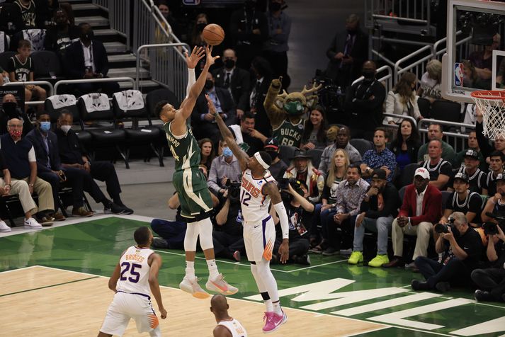 Giannis Antetokounmpo skoraði 41 stig í fyrsta heimaleik Milwaukee Bucks í úrslitum NBA-deildarinnar frá 1974.