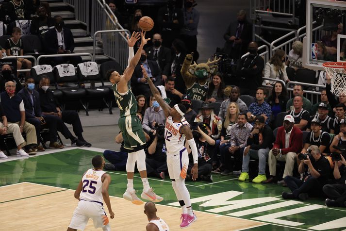 Giannis Antetokounmpo skoraði 41 stig í fyrsta heimaleik Milwaukee Bucks í úrslitum NBA-deildarinnar frá 1974.