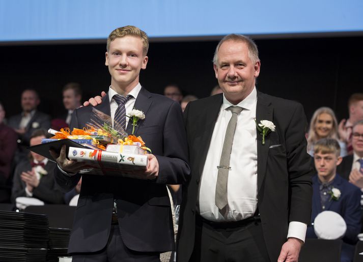 Magnús Gauti ásamt Kristjáni Ara Arasyni, sviðsstjóra bóknáms við útskriftarathöfnina síðasta laugardag.