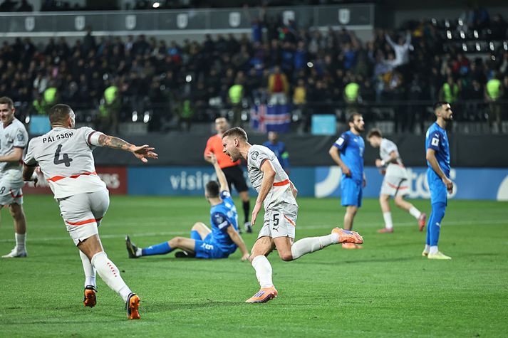 Sverrir Ingi Ingason fagnaði vel eftir að hafa kmið Íslandi í 2-0. Hann hafði ekki skorað fyrir landsliðið í níu ár.