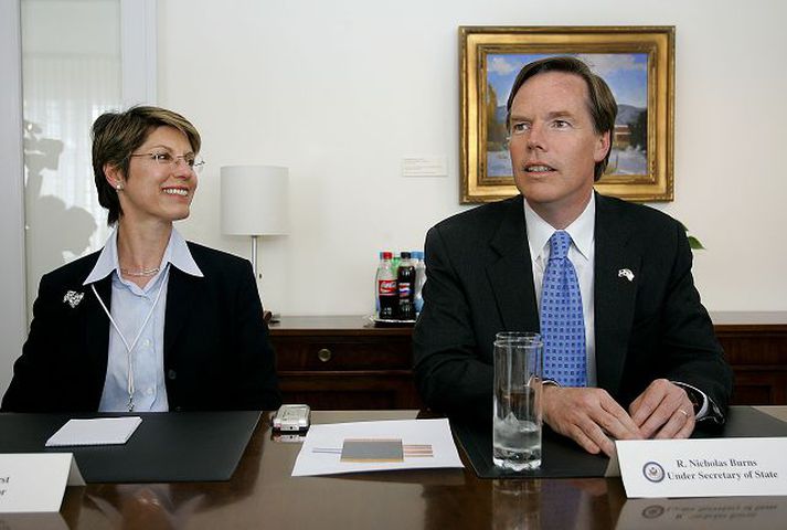 Nicholas Burns og Carol van Voorst. Aðstoðarutanríkisráðherra og sendiherra Bandaríkjanna á tali við fréttamenn í gær.