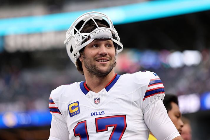 Josh Allen léttur í leiknum í nótt.
