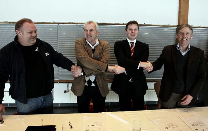 samningur í höfn Þeir undirrituðu landsmótssamninginn, f.v. Sigurður Ævarsson, Haraldur Þórarinsson, formaður LH, Kjartan Magnússon og Bjarni Finnsson, formaður Fáks.