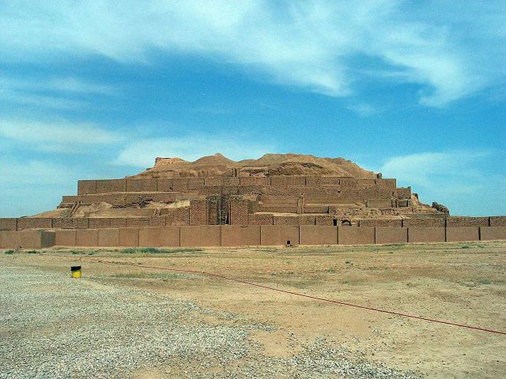 Choqa Zanbil í Shush.  Á lista UNESCO, 3000 ára gamlar minjar um Elamite-arkitektúr.