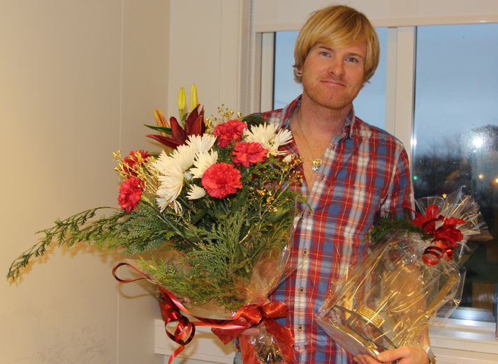Helgi Ólafur Jakobsson Vestlendingur ársins 2014 með blóm og áletraðan kristalsvasa frá Skessuhorni.