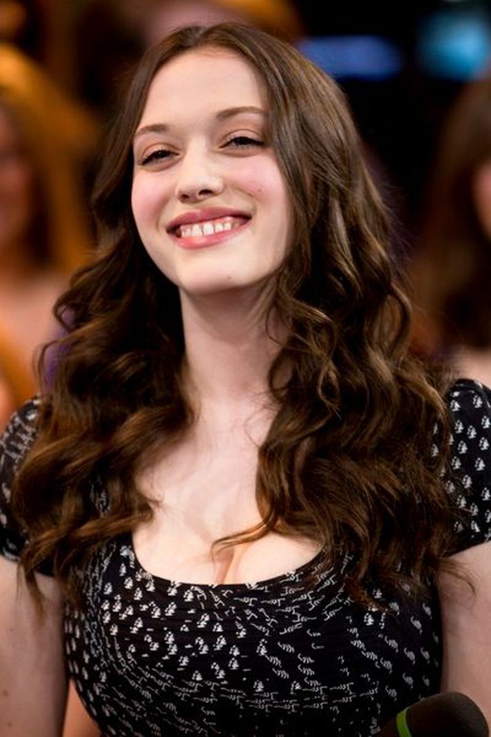 Dennings er mörgum kunn fyrir leik sinn í gamanþáttunum Two Broke Girls.