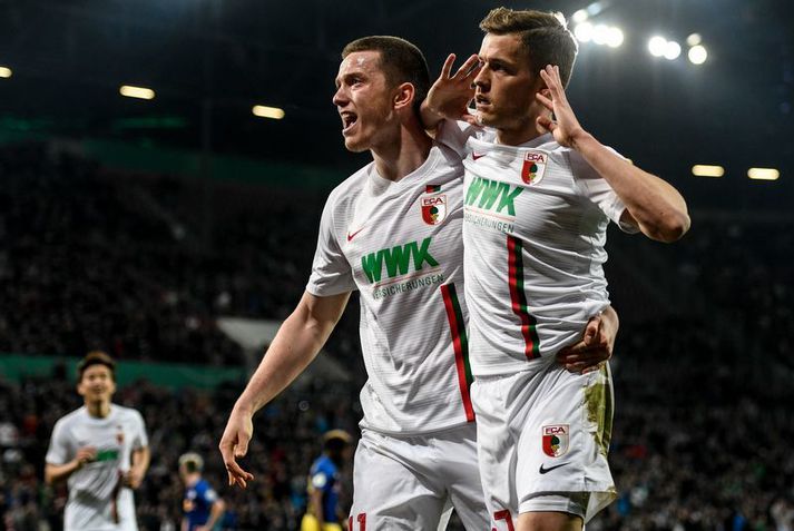 Alfreð Finnbogason fagnar marki fyrir Augsburg með félaga sínum Michael Gregoritsch. Það verður athyglisvert að sjá hvernig leikmenn munu fagna mörkum sínum nú þegar þeir eiga að lágmark samskipti sín.