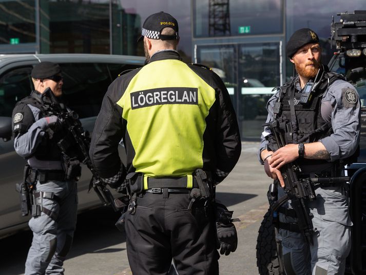 Sérsveit ríkislögreglustjóra var send á eftir fólkinu.