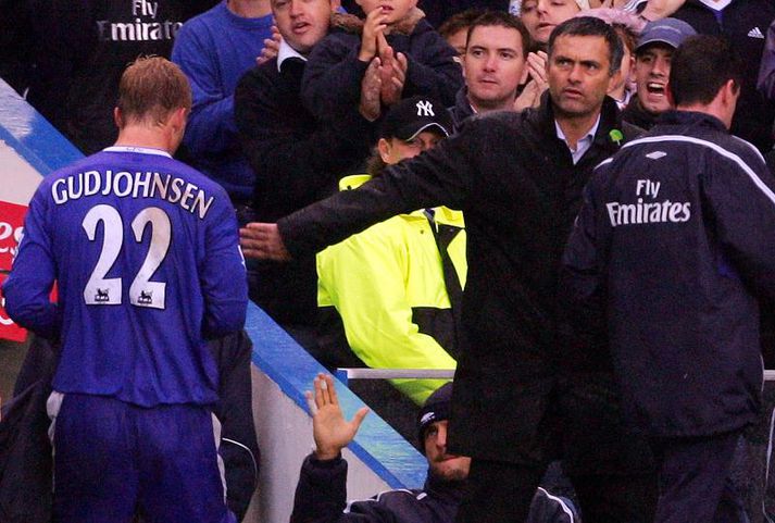 Mourinho klappar Eiði Smára á bakið eftir að hann hafði skorað þrennu gegn Blackburn í október árið 2004.